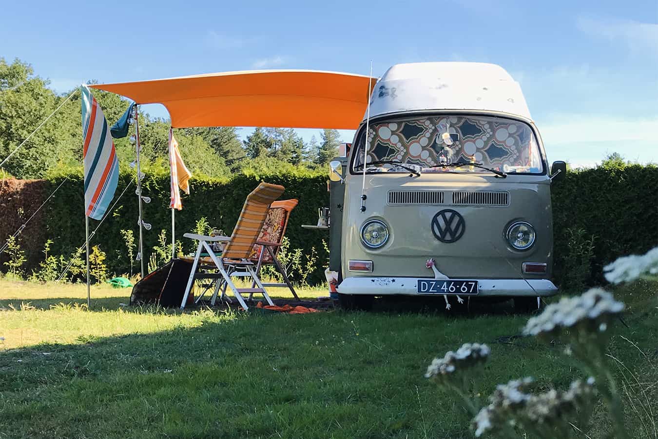 Volkswagen T2 camperbusje met vrolijke oranje luifel